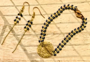 Boucle d'oreille et bracelet artisanaux en acier inoxydable.