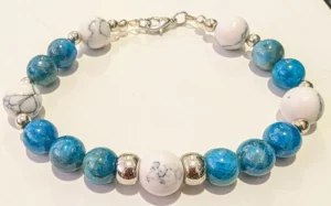 Bracelet artisanal avec attache: Howlite / Apatite bleue (10 et 8mm)