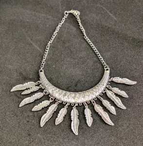 Collier artisanal plumes AI